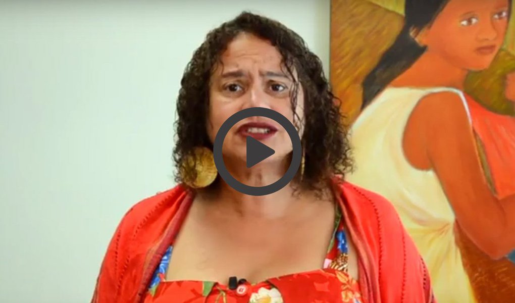 Deputada federal e presidente nacional do PCdoB, Luciana Santos (PE), divulgou nesta quarta-feira, 8, vídeo em que chama para a importância do Dia Internacional da Mulher como uma reverência à luta por conquistas e direitos; pra Luciana, este ano a data ganha maior importância em função da ameaça representada pelas reformas da previdência e trabalhista aos avanços obtidos pelas mulheres; "As mulheres devem ir às ruas, juntos com os trabalhadores, para garantir que não lhes sejam retirados direitos"; assista (Foto: Aquiles Lins) Deputada federal e presidente nacional do PCdoB, Luciana Santos (PE), divulgou nesta quarta-feira, 8, vídeo em que chama para a importância do Dia Internacional da Mulher como uma reverência à luta por conquistas e direitos; pra Luciana, este ano a data ganha maior importância em função da ameaça representada pelas reformas da previdência e trabalhista aos avanços obtidos pelas mulheres; "As mulheres devem ir às ruas, juntos com os trabalhadores, para garantir que não lhes sejam retirados direitos"; assista