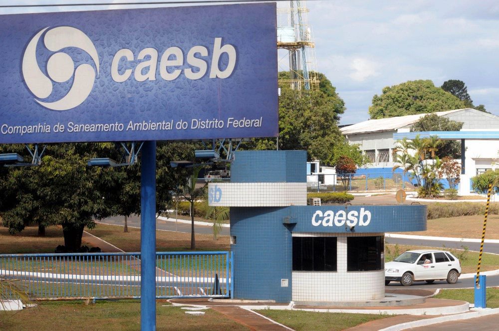 Funcionários da administração indireta do governo do Distrito Federal prometem ir à Justiça para tentar derrubar a emenda à Lei Orgânica que estabelece um teto para os salários dos servidores das empresas estatais do GDF, caso o projeto seja aprovado pela Câmara Legislativa; atualmente, funcionários de empresas como a Caesb, a CEB, Terracap e BRB podem receber vencimentos acima do limite legal válido para o DF, que é o salário de um desembargador do TJDFT (R$ 30.471,11) (Foto: Leonardo Lucena) Funcionários da administração indireta do governo do Distrito Federal prometem ir à Justiça para tentar derrubar a emenda à Lei Orgânica que estabelece um teto para os salários dos servidores das empresas estatais do GDF, caso o projeto seja aprovado pela Câmara Legislativa; atualmente, funcionários de empresas como a Caesb, a CEB, Terracap e BRB podem receber vencimentos acima do limite legal válido para o DF, que é o salário de um desembargador do TJDFT (R$ 30.471,11)