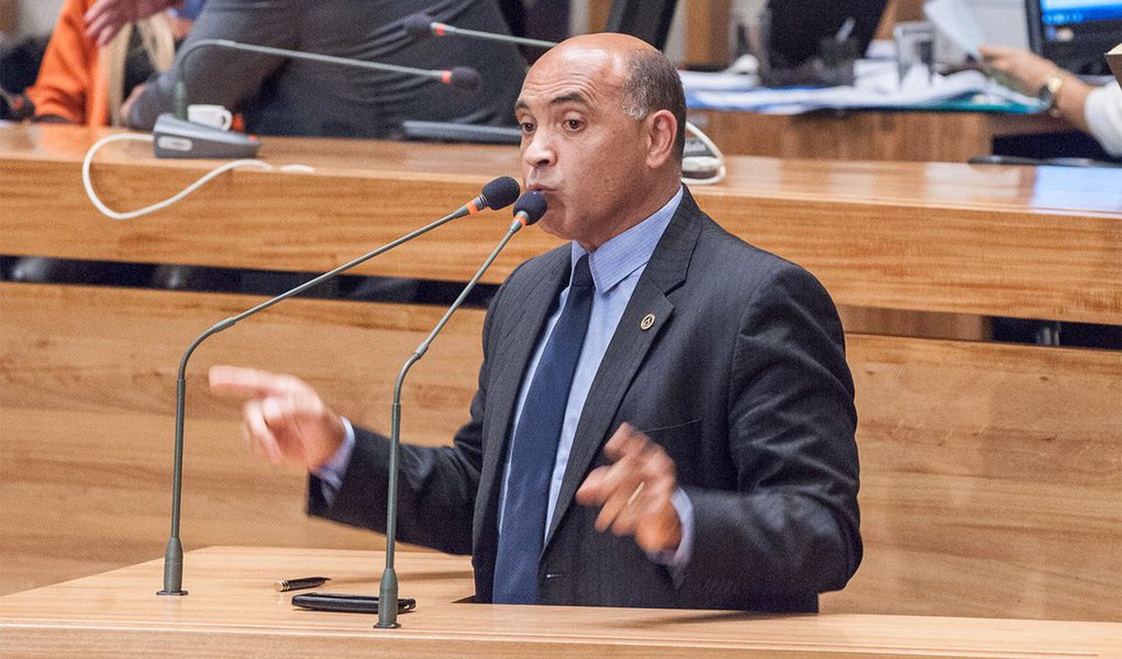 Projeto de autoria do deputado Wellington Luiz (PMDB), prevê que as empresas concessionárias de energia elétrica e de água e esgoto não poderão cobrar multas e juros nas faturas de servidores públicos do DF, ativos e inativos, inclusive os de autarquias e empresas públicas, quando ocorrer atraso ou parcelamento de suas remunerações; o teor da proposta foi aprovado pela Comissão de Economia, Orçamento e Finanças (CEOF) da Câmara Legislativa (Foto: Leonardo Lucena) Projeto de autoria do deputado Wellington Luiz (PMDB), prevê que as empresas concessionárias de energia elétrica e de água e esgoto não poderão cobrar multas e juros nas faturas de servidores públicos do DF, ativos e inativos, inclusive os de autarquias e empresas públicas, quando ocorrer atraso ou parcelamento de suas remunerações; o teor da proposta foi aprovado pela Comissão de Economia, Orçamento e Finanças (CEOF) da Câmara Legislativa