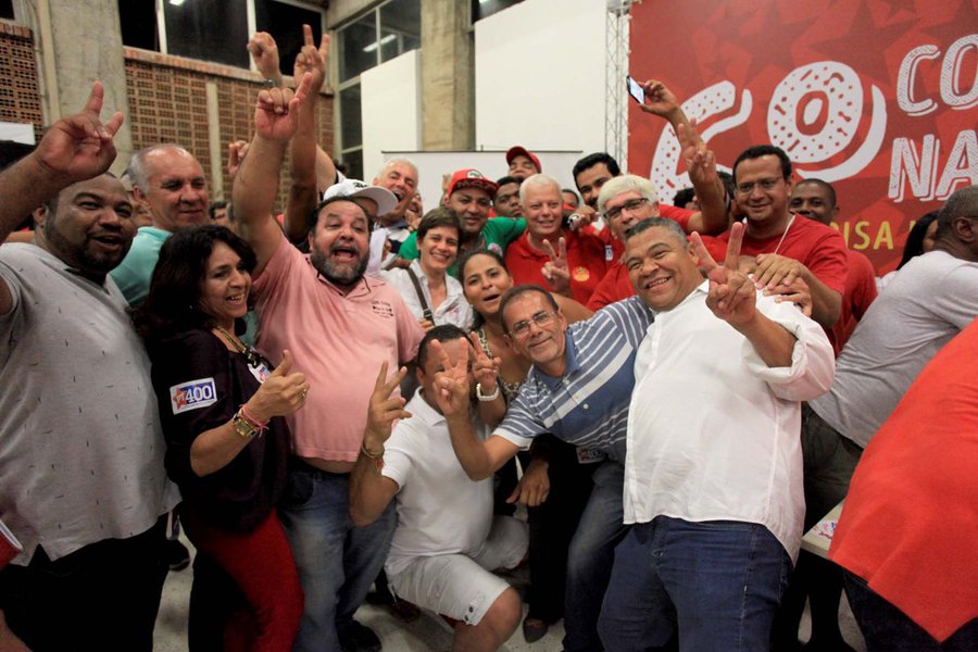 O presidente do PT na Bahia, Everaldo Anunciação, foi reeleito neste final de semana para continuar no comando do partido por mais dois anos; no processo de escolha feito por 310 delegados eleitos, Everaldo teve 167 votos, contra 143 do deputado federal Waldenor Pereira; um dos líderes do grupo Optei, que apoiou Everaldo, o deputado federal Valmir Assunção (PT-BA) diz que a recondução do presidente "propicia uma abertura para superar as divergências para o PT sair unido desse processo"; Valmir afirma que a vitória de Everaldo aconteceu após a unificação das correntes EPS, CNB e Trabalho (Foto: Romulo Faro) O presidente do PT na Bahia, Everaldo Anunciação, foi reeleito neste final de semana para continuar no comando do partido por mais dois anos; no processo de escolha feito por 310 delegados eleitos, Everaldo teve 167 votos, contra 143 do deputado federal Waldenor Pereira; um dos líderes do grupo Optei, que apoiou Everaldo, o deputado federal Valmir Assunção (PT-BA) diz que a recondução do presidente "propicia uma abertura para superar as divergências para o PT sair unido desse processo"; Valmir afirma que a vitória de Everaldo aconteceu após a unificação das correntes EPS, CNB e Trabalho