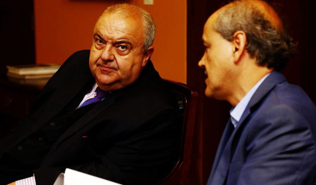 O prefeito de Curitiba, Rafael Greca (PMN), protocolou uma denúncia junto ao Tribunal de Contas (TCE-PR) contra o seu antecessor, Gustavo Fruet (PDT), ao acusar o pedetista de ter deixado uma dívida de R$ 1,2 bilhão; segundo Greca, do total, R$ 612 milhões são sem empenho prévio, instrumento legal para pagamento; o prefeito teve um encontro com presidente do TCE-PR, conselheiro Durval Amaral, que acolheu a documentação e determinou que fosse ela protocolada e tramitasse no órgão; Fruet disse que "o atual prefeito tenta criar factóides para justificar a inação da sua gestão" (Foto: Leonardo Lucena) O prefeito de Curitiba, Rafael Greca (PMN), protocolou uma denúncia junto ao Tribunal de Contas (TCE-PR) contra o seu antecessor, Gustavo Fruet (PDT), ao acusar o pedetista de ter deixado uma dívida de R$ 1,2 bilhão; segundo Greca, do total, R$ 612 milhões são sem empenho prévio, instrumento legal para pagamento; o prefeito teve um encontro com presidente do TCE-PR, conselheiro Durval Amaral, que acolheu a documentação e determinou que fosse ela protocolada e tramitasse no órgão; Fruet disse que "o atual prefeito tenta criar factóides para justificar a inação da sua gestão"