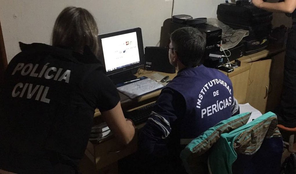 As polícias civis de 17 estados prenderam 82 pessoas na manhã de hoje (20) durante a megaoperação Luz na Infância, de combate à pedofilia, feita em parceria com a Polícia Federal; prisões foram em flagrante, resultantes do cumprimento de 92 mandados de busca e apreensão em 24 estados e no Distrito Federal; operação é considerada uma das maiores do mundo no combate à pedofilia e envolve 1,1 mil policiais; trabalho de investigação durou seis meses (Foto: Aquiles Lins) As polícias civis de 17 estados prenderam 82 pessoas na manhã de hoje (20) durante a megaoperação Luz na Infância, de combate à pedofilia, feita em parceria com a Polícia Federal; prisões foram em flagrante, resultantes do cumprimento de 92 mandados de busca e apreensão em 24 estados e no Distrito Federal; operação é considerada uma das maiores do mundo no combate à pedofilia e envolve 1,1 mil policiais; trabalho de investigação durou seis meses