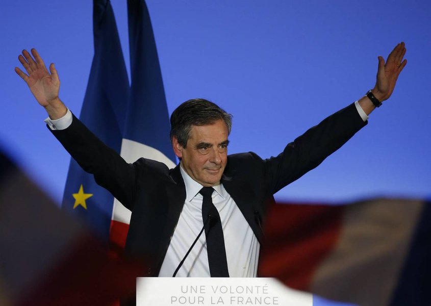 Em terceiro lugar no primeiro turno, o candidato presidencial conservador francês Francois Fillon pediu aos seus eleitores que apoiem o centrista Emmanuel Macron, dizendo que a líder de extrema-direita, Marine Le Pen, levaria a França para a falência se ela for eleita (Foto: Gisele Federicce) Em terceiro lugar no primeiro turno, o candidato presidencial conservador francês Francois Fillon pediu aos seus eleitores que apoiem o centrista Emmanuel Macron, dizendo que a líder de extrema-direita, Marine Le Pen, levaria a França para a falência se ela for eleita