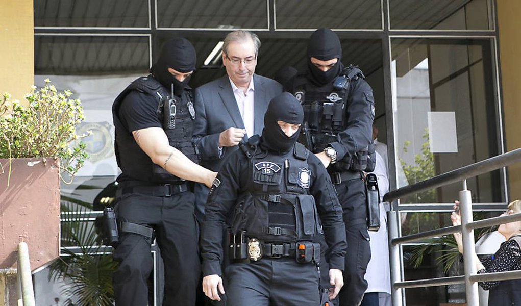 O esquema entre a Odebrecht e o PMDB envolveu também o deputado cassado Eduardo Cunha; citando fontes "peemedebistas", a jornalista Andreia Sadi sustenta Cunha reivindicou a Marcelo Odebrecht uma parte dos R$ 4 milhões que foram destinados a Eliseu Padilha para campanhas do PMDB, o que teria gerado confusão entre os destinatários da transação ilegal; "Cunha atravessou a direção do partido porque não estava nos planos do PMDB nesta divisão", afirma (Foto: Aquiles Lins) O esquema entre a Odebrecht e o PMDB envolveu também o deputado cassado Eduardo Cunha; citando fontes "peemedebistas", a jornalista Andreia Sadi sustenta Cunha reivindicou a Marcelo Odebrecht uma parte dos R$ 4 milhões que foram destinados a Eliseu Padilha para campanhas do PMDB, o que teria gerado confusão entre os destinatários da transação ilegal; "Cunha atravessou a direção do partido porque não estava nos planos do PMDB nesta divisão", afirma