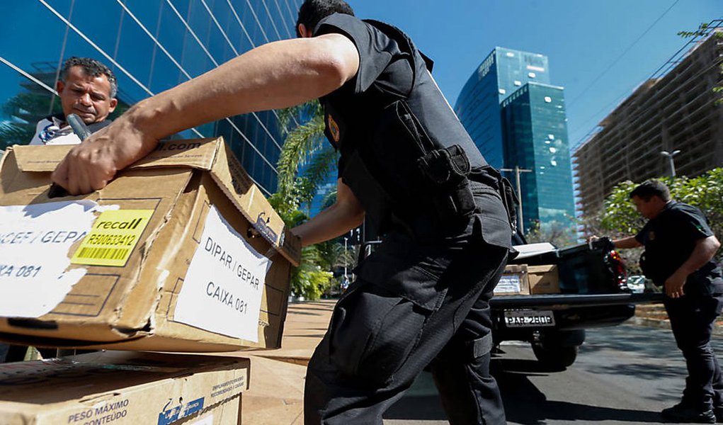 Polícia Federal deflagrou nesta quarta-feira a segunda fase da operação Greenfield, que investiga suspeitas de irregularidades em fundos de pensão de estatais, tendo como alvos de mandados judiciais suspeitos de envolvimento em esquema de cooptação de testemunhas que poderiam auxiliar as investigações, com possível ocultação de provas, informou a PF; foram emitidos seis mandados judiciais pela Justiça Federal do Distrito Federal para cumprimento nos Estados de São Paulo e Mato Grosso do Sul, incluindo um mandado de prisão temporária (Foto: Aquiles Lins) Polícia Federal deflagrou nesta quarta-feira a segunda fase da operação Greenfield, que investiga suspeitas de irregularidades em fundos de pensão de estatais, tendo como alvos de mandados judiciais suspeitos de envolvimento em esquema de cooptação de testemunhas que poderiam auxiliar as investigações, com possível ocultação de provas, informou a PF; foram emitidos seis mandados judiciais pela Justiça Federal do Distrito Federal para cumprimento nos Estados de São Paulo e Mato Grosso do Sul, incluindo um mandado de prisão temporária