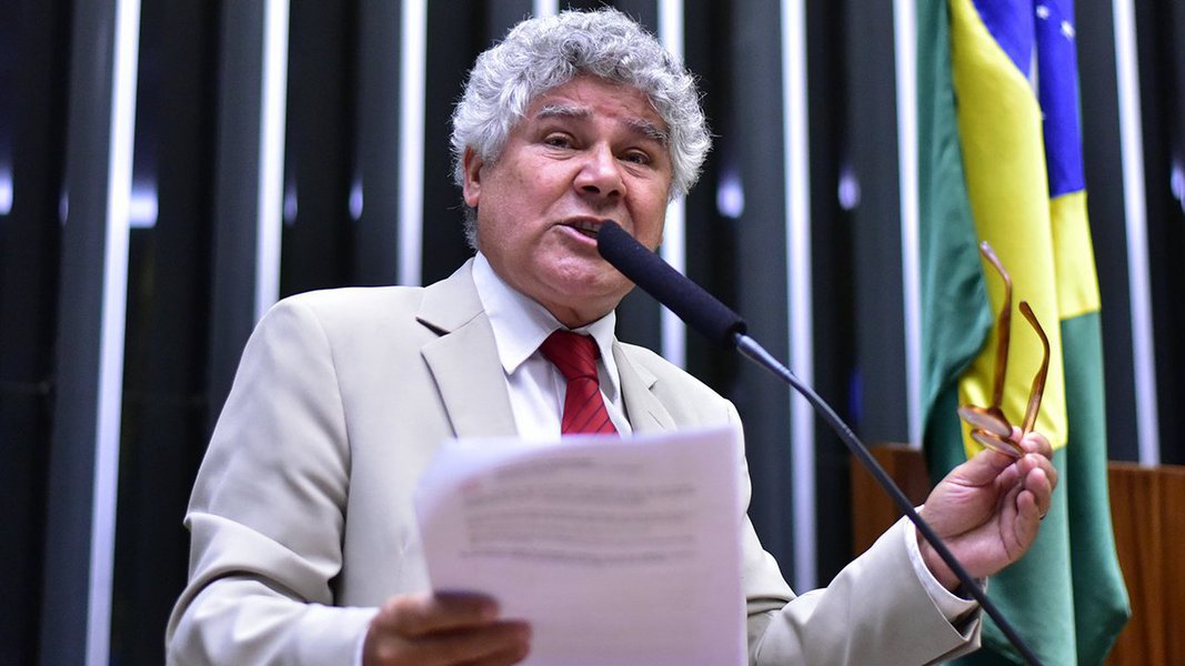 Deputado do PSOL que virou alvo de críticas após fazer elogios a Aécio Neves durante um jantar do jornalista do Globo Ricardo Noblat publica um vídeo para dizer que primeiramente, não deveria ter ido ao evento; caso tivesse ido, deveria ter se limitado a dar um abraço em Noblat e ido embora; e ainda, "percebendo que acabou sendo uma espécie de reunião da corte de Brasília, eu deveria não ter me dado a certas ironias"; assista (Foto: Gisele Federicce) Deputado do PSOL que virou alvo de críticas após fazer elogios a Aécio Neves durante um jantar do jornalista do Globo Ricardo Noblat publica um vídeo para dizer que primeiramente, não deveria ter ido ao evento; caso tivesse ido, deveria ter se limitado a dar um abraço em Noblat e ido embora; e ainda, "percebendo que acabou sendo uma espécie de reunião da corte de Brasília, eu deveria não ter me dado a certas ironias"; assista