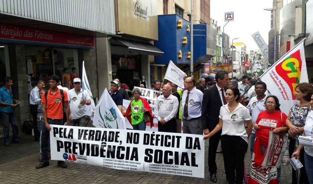 Diversas categorias profissionais aderiram à paralisação nacional de 24 horas contra as reformas da Previdência e Trabalhista, do governo Michel Temer; apesar do serviço de metrô não estar funcionando, os ônibus circulam normalmente em Belo Horizonte; órgãos de segurança, como a Polícia Militar, Bombeiros e Guarda Municipal, não aderiram ao protesto (Foto: Paulo Emílio) Diversas categorias profissionais aderiram à paralisação nacional de 24 horas contra as reformas da Previdência e Trabalhista, do governo Michel Temer; apesar do serviço de metrô não estar funcionando, os ônibus circulam normalmente em Belo Horizonte; órgãos de segurança, como a Polícia Militar, Bombeiros e Guarda Municipal, não aderiram ao protesto