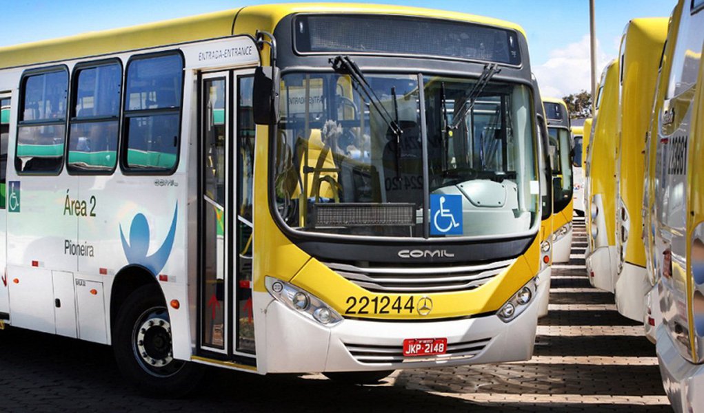 Com o Bilhete Único, previsto para ser implementado em Brasília em até seis meses, os passageiros serão beneficiados com diversas melhorias no sistema de transporte coletivo; as mudanças — algumas já em fase de testes — vão desde a compra de créditos até novos mecanismos para controlar o serviço e oferecer mais segurança; um exemplo é se a pessoa andar em uma linha circular interna, que custa R$ 2,50, depois pegar o metrô, por R$ 5, e, por fim, usar uma linha de curta duração, de R$ 3,50; em dinheiro, os gastos seriam de R$ 11; com cartão, o custo cai para R$ 5; entenda as mudanças (Foto: Leonardo Lucena) Com o Bilhete Único, previsto para ser implementado em Brasília em até seis meses, os passageiros serão beneficiados com diversas melhorias no sistema de transporte coletivo; as mudanças — algumas já em fase de testes — vão desde a compra de créditos até novos mecanismos para controlar o serviço e oferecer mais segurança; um exemplo é se a pessoa andar em uma linha circular interna, que custa R$ 2,50, depois pegar o metrô, por R$ 5, e, por fim, usar uma linha de curta duração, de R$ 3,50; em dinheiro, os gastos seriam de R$ 11; com cartão, o custo cai para R$ 5; entenda as mudanças