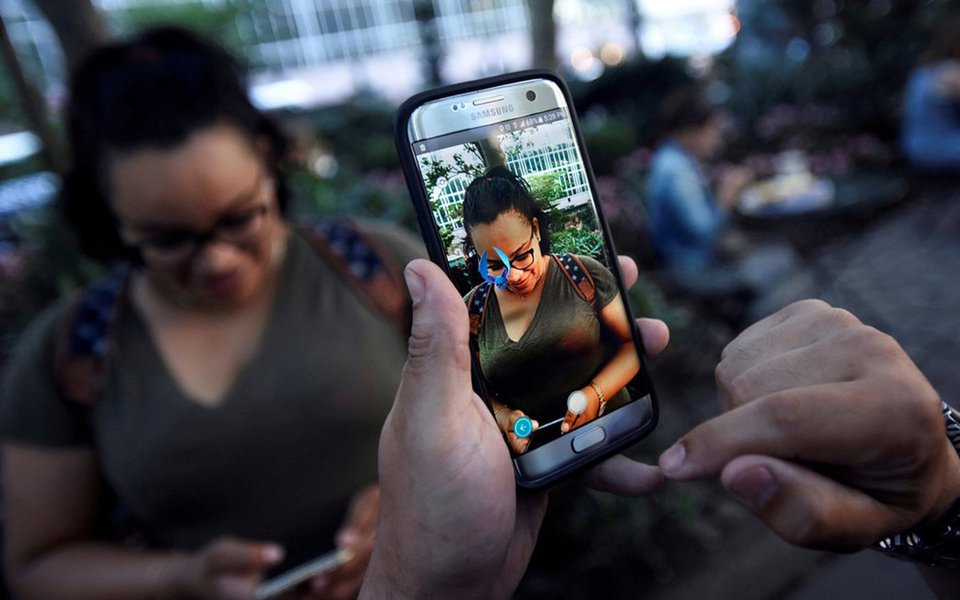 Pesquisa aponta que o percentual de brasileiros que vê vídeos na internet (42% da população) já supera os que assistem TV a cabo (37%); entre os adolescentes, a televisão é um ser cada vez mais estranho: 89% responderam estar conectado à internet ao mesmo tempo em que estão à frente da tela tradicional (Foto: Gisele Federicce) Pesquisa aponta que o percentual de brasileiros que vê vídeos na internet (42% da população) já supera os que assistem TV a cabo (37%); entre os adolescentes, a televisão é um ser cada vez mais estranho: 89% responderam estar conectado à internet ao mesmo tempo em que estão à frente da tela tradicional