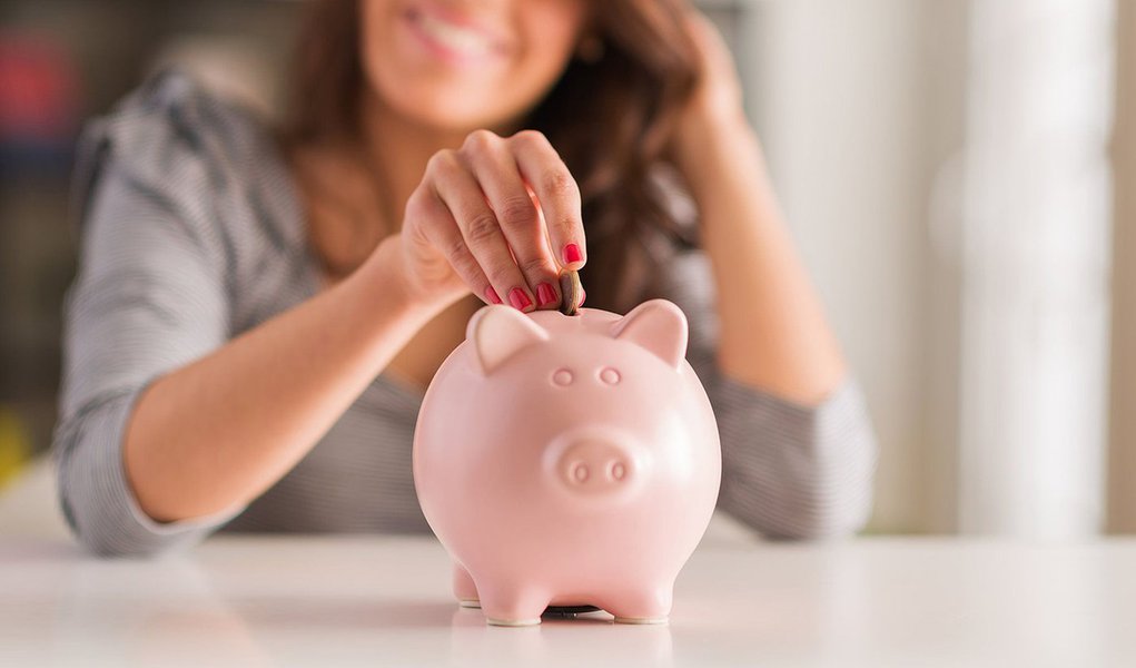 Pelo quarto mês seguido, os brasileiros depositaram mais do que sacaram na poupança. Em agosto, a captação líquida (depósitos menos retiradas) somou R$ 2,14 bilhões, informou o Banco Central. O valor é menor que a captação líquida registrada em julho (R$ 2,34 bilhões), mas foi o melhor resultado para meses de agosto desde 2013 (Foto: Gisele Federicce) Pelo quarto mês seguido, os brasileiros depositaram mais do que sacaram na poupança. Em agosto, a captação líquida (depósitos menos retiradas) somou R$ 2,14 bilhões, informou o Banco Central. O valor é menor que a captação líquida registrada em julho (R$ 2,34 bilhões), mas foi o melhor resultado para meses de agosto desde 2013