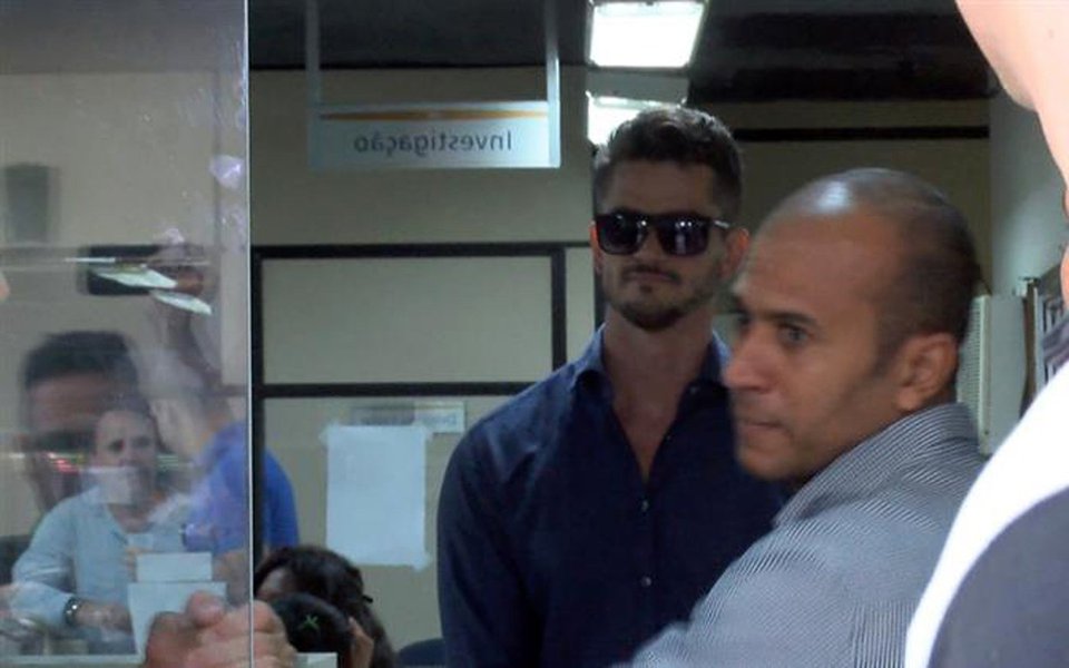 Ex-participante da última edição do programa Big Brother Brasil (BBB), exibido pela TV Globo, Marcos Harter, foi denunciado pelo Ministério Público do Rio de Janeiro (MPRJ) pela prática de dois delitos de lesão corporal; Harter, que é médico, é acusado de agredir a participante e vencedora do reality show, Emilly de Araujo Correa; durante uma festa realizada pela produção do programa, Harter, enciumado, teria agredido Emilly com beliscões e apertões que teriam deixado hematomas nos braços da jovem; agressões fizeram com que Marcos fosse eliminado do programa (Foto: Paulo Emílio) Ex-participante da última edição do programa Big Brother Brasil (BBB), exibido pela TV Globo, Marcos Harter, foi denunciado pelo Ministério Público do Rio de Janeiro (MPRJ) pela prática de dois delitos de lesão corporal; Harter, que é médico, é acusado de agredir a participante e vencedora do reality show, Emilly de Araujo Correa; durante uma festa realizada pela produção do programa, Harter, enciumado, teria agredido Emilly com beliscões e apertões que teriam deixado hematomas nos braços da jovem; agressões fizeram com que Marcos fosse eliminado do programa