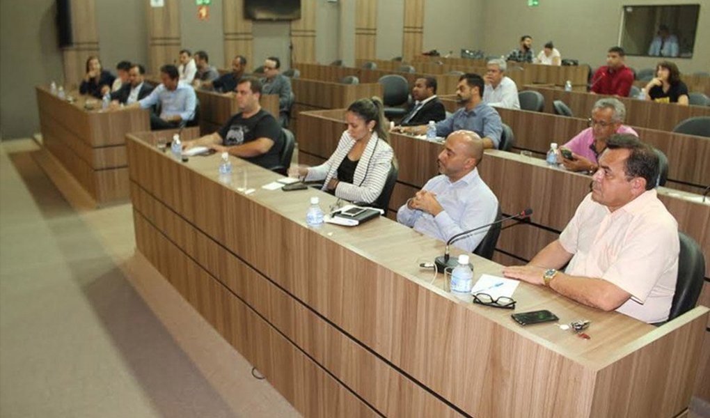 Ordem dos Advogados do Brasil no Tocantins (OAB/TO) sediou reunião com a Federação dos Sindicatos de Servidores Públicos do Tocantins (Fesserto) e vários sindicatos para elaborar uma estratégia conjunta para combater a proposta de Reforma da Previdência de Michel Temer; para todos, há uma unanimidade: a proposta apresentada pelo Governo Federal para a Reforma da Previdência penaliza apenas o trabalhador é muito prejudicial à sociedade; entre outros pontos, a proposta obriga o trabalhador a contribuir com a Previdência por 49 anos para receber a aposentadoria integral e praticamente impede as pessoas de se aposentar com menos de 65 anos (Foto: Aquiles Lins) Ordem dos Advogados do Brasil no Tocantins (OAB/TO) sediou reunião com a Federação dos Sindicatos de Servidores Públicos do Tocantins (Fesserto) e vários sindicatos para elaborar uma estratégia conjunta para combater a proposta de Reforma da Previdência de Michel Temer; para todos, há uma unanimidade: a proposta apresentada pelo Governo Federal para a Reforma da Previdência penaliza apenas o trabalhador é muito prejudicial à sociedade; entre outros pontos, a proposta obriga o trabalhador a contribuir com a Previdência por 49 anos para receber a aposentadoria integral e praticamente impede as pessoas de se aposentar com menos de 65 anos