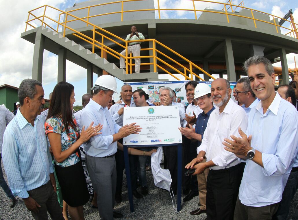 Valor do investimento foi da ordem de R$ 49,5 milhões, no âmbito do Programa de Aceleração do Crescimento (PAC) e da Embasa, empresa vinculada a Secretaria de Infraestrutura Hídrica (Sihs), responsável pela execução da obra; Conforme destacou o governador Rui Costa, a Bahia hoje ocupa posição de destaque no Nordeste e no Brasil no que se refere a investimentos em saneamento; "E nossa meta é fazer muito mais, recuperando o que não foi feito no passado" (Foto: Romulo Faro) Valor do investimento foi da ordem de R$ 49,5 milhões, no âmbito do Programa de Aceleração do Crescimento (PAC) e da Embasa, empresa vinculada a Secretaria de Infraestrutura Hídrica (Sihs), responsável pela execução da obra; Conforme destacou o governador Rui Costa, a Bahia hoje ocupa posição de destaque no Nordeste e no Brasil no que se refere a investimentos em saneamento; "E nossa meta é fazer muito mais, recuperando o que não foi feito no passado"