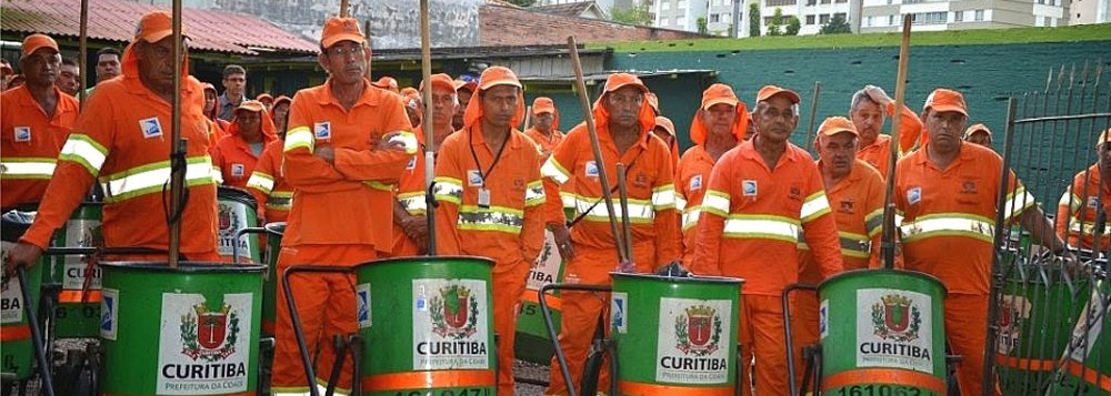 Manasses Oliveira, presidente do Sindicato dos Empregados em Empresas de Asseio e Conservação de Curitiba, o Siemaco, afirma que paralisação contra a reforma da Previdência alcança 100% da categoria; os trabalhadores do sistema de transporte público da capital paranaense também aderiram ao movimento nacional contra as reformas pretendidas pelo governo Michel Temer (Foto: Paulo Emílio) Manasses Oliveira, presidente do Sindicato dos Empregados em Empresas de Asseio e Conservação de Curitiba, o Siemaco, afirma que paralisação contra a reforma da Previdência alcança 100% da categoria; os trabalhadores do sistema de transporte público da capital paranaense também aderiram ao movimento nacional contra as reformas pretendidas pelo governo Michel Temer