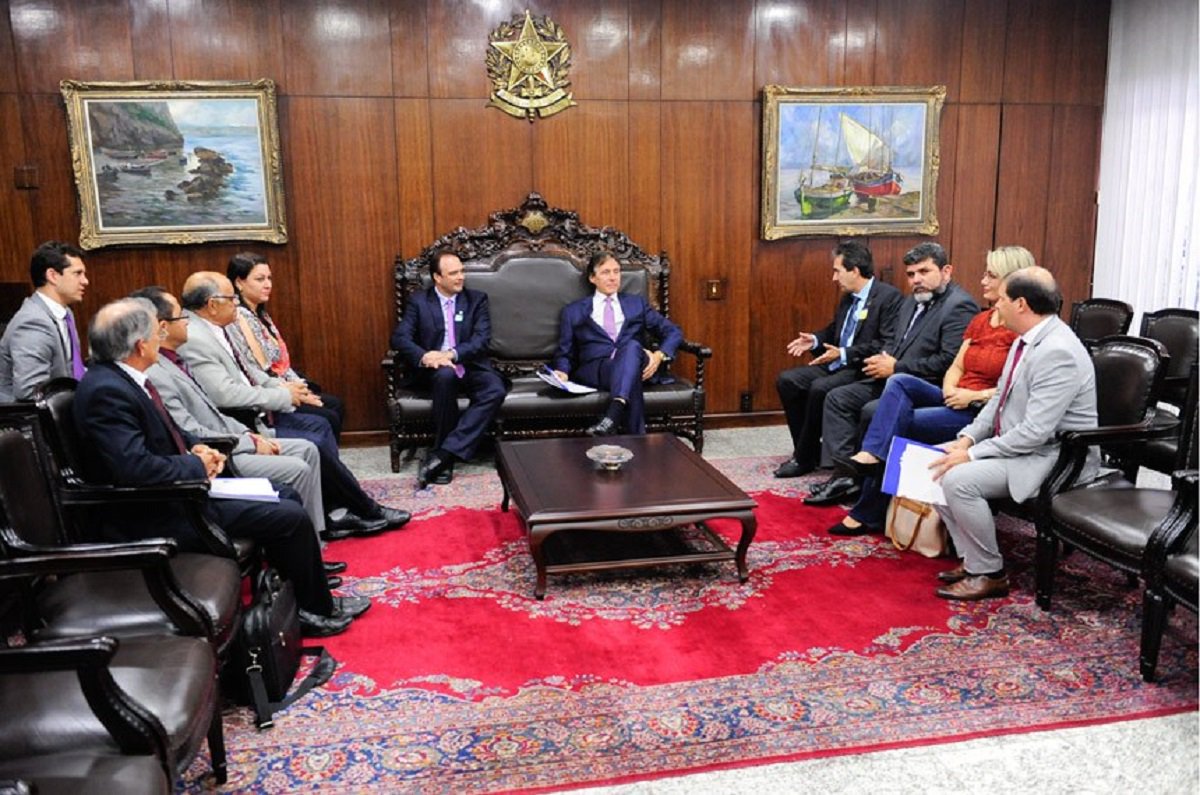 Em visita ao presidente do Senado, Eunício Oliveira, uma comitiva da Confederação Nacional dos Municípios (CNM) pediu o apoio para a pauta municipalista.; entre os pontos destacados estão a melhor redistribuição do Imposto sobre Serviços (ISS), a securitização da dívida dos municípios e a atualização financeiras dos programas federais (Foto: Fatima 247) Em visita ao presidente do Senado, Eunício Oliveira, uma comitiva da Confederação Nacional dos Municípios (CNM) pediu o apoio para a pauta municipalista.; entre os pontos destacados estão a melhor redistribuição do Imposto sobre Serviços (ISS), a securitização da dívida dos municípios e a atualização financeiras dos programas federais