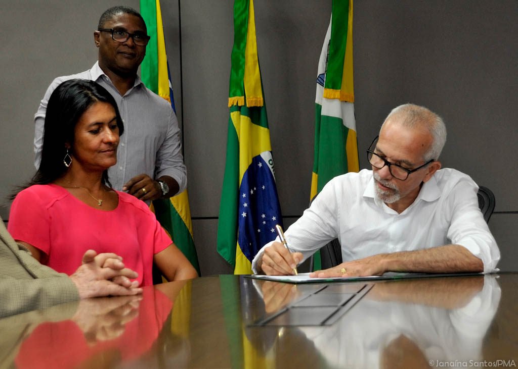 Em rápida cerimônia, prestigiada pelos secretários municipais, o prefeito Edvaldo Nogueira retornou ao exercício do cargo e agradeceu à vice-prefeita Eliane Aquino por sua atuação à frente da gestão nos últimos dez dias; Edvaldo ainda fez um balanço da viagem de trabalho, que realizou na semana passada, quando conheceu experiências bem sucedidas de mobilidade urbana, e discutiu temas relativos à prefeitura (Foto: Gisele Federicce) Em rápida cerimônia, prestigiada pelos secretários municipais, o prefeito Edvaldo Nogueira retornou ao exercício do cargo e agradeceu à vice-prefeita Eliane Aquino por sua atuação à frente da gestão nos últimos dez dias; Edvaldo ainda fez um balanço da viagem de trabalho, que realizou na semana passada, quando conheceu experiências bem sucedidas de mobilidade urbana, e discutiu temas relativos à prefeitura