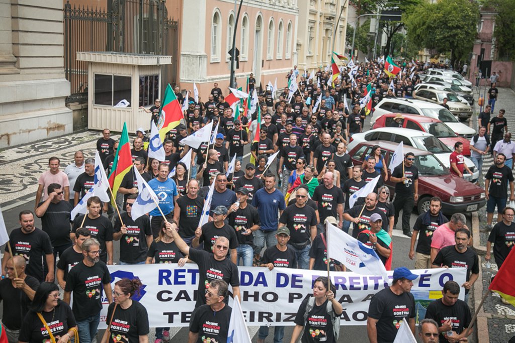 10/03/2017 - PORTO ALEGRE, RS - Caminhada dos servidores da Corsan e do Sindiágua contra as privatizações do governo Sartori. (Foto: Leonardo Lucena) 10/03/2017 - PORTO ALEGRE, RS - Caminhada dos servidores da Corsan e do Sindiágua contra as privatizações do governo Sartori.
