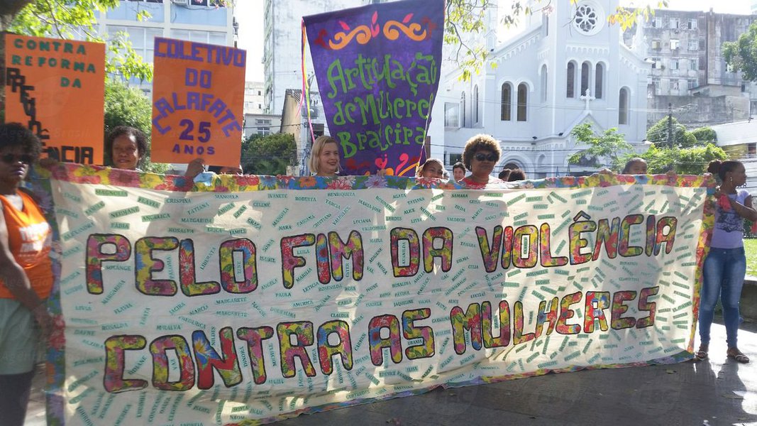 Para 'denunciar a violência, o machismo e diferenças salariais entre gêneros', centenas de mulheres fizeram nesta quarta-feira uma passeata pelas ruas do Centro de Salvador pelo Dia Internacional da Mulher; a concentração foi na Praça da Piedade, de onde elas saíram pintadas, segurando faixas, cartazes e microfones, que lhes davam voz contra a cultura do estupro, o racismo, a homofobia e, sobretudo, a violência física e psicológica contra as mulheres; a passeata foi convocada nas redes sociais; "Hoje não é dia de comemorar, é dia de muita luta, de ir para rua reivindicar os nossos direitos", disse a estudante Maria Uzeda, representante do Levante Popular da Juventude (Foto: Romulo Faro) Para 'denunciar a violência, o machismo e diferenças salariais entre gêneros', centenas de mulheres fizeram nesta quarta-feira uma passeata pelas ruas do Centro de Salvador pelo Dia Internacional da Mulher; a concentração foi na Praça da Piedade, de onde elas saíram pintadas, segurando faixas, cartazes e microfones, que lhes davam voz contra a cultura do estupro, o racismo, a homofobia e, sobretudo, a violência física e psicológica contra as mulheres; a passeata foi convocada nas redes sociais; "Hoje não é dia de comemorar, é dia de muita luta, de ir para rua reivindicar os nossos direitos", disse a estudante Maria Uzeda, representante do Levante Popular da Juventude