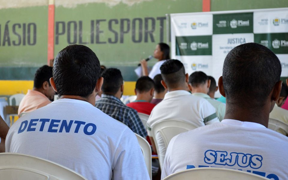 A segunda fase de execução da Operação Immediatu foi a transferência de 73 presos da Casa de Custódia para outros presídios do Estado e teve início logo após a conclusão da vistoria geral realizada na Casa de Custódia de Teresina; os 73 presos transferidos foram identificados como perturbadores da ordem na Casa de Custódia, suspeitos de incitarem o motim do último domingo (24) e de estarem ligados a crimes que estão sendo investigados pela Secretaria de Justiça, Secretaria de Segurança Pública e Polícia Civil (Foto: Leonardo Lucena) A segunda fase de execução da Operação Immediatu foi a transferência de 73 presos da Casa de Custódia para outros presídios do Estado e teve início logo após a conclusão da vistoria geral realizada na Casa de Custódia de Teresina; os 73 presos transferidos foram identificados como perturbadores da ordem na Casa de Custódia, suspeitos de incitarem o motim do último domingo (24) e de estarem ligados a crimes que estão sendo investigados pela Secretaria de Justiça, Secretaria de Segurança Pública e Polícia Civil