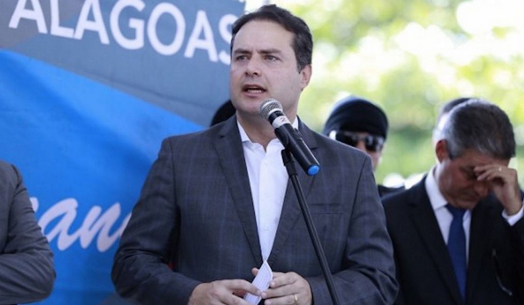 O governador Renan Filho (PMD) se reúne com o presidente Michel Temer, nesta quarta-feira (08), em Brasília, para definir projetos estruturantes para Alagoas como o Canal do Sertão, aeroportos de Arapiraca e Maragogi, além das duplicações de rodovias federais que cruzam o Estado; governador tenta aproveitar o momento político em que Alagoas possui dois ministros – Marx Beltrão (Turismo) e Maurício Quintella (Transportes), para alavancar projetos; “Temos sempre que estar próximos do Governo Federal para que a gente viabilize os recursos necessários para Alagoas promover seu (Foto: Voney Malta) O governador Renan Filho (PMD) se reúne com o presidente Michel Temer, nesta quarta-feira (08), em Brasília, para definir projetos estruturantes para Alagoas como o Canal do Sertão, aeroportos de Arapiraca e Maragogi, além das duplicações de rodovias federais que cruzam o Estado; governador tenta aproveitar o momento político em que Alagoas possui dois ministros – Marx Beltrão (Turismo) e Maurício Quintella (Transportes), para alavancar projetos; “Temos sempre que estar próximos do Governo Federal para que a gente viabilize os recursos necessários para Alagoas promover seu