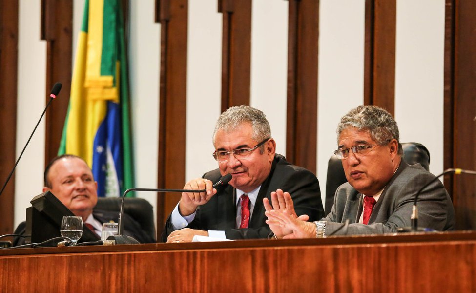 Promessa de polêmica e de dor de cabeça para o governador Rui Costa, a CPI que a oposição propôs para investigar as circunstâncias que levaram à interdição definitiva do Centro de Convenções da Bahia não vingou na Assembleia Legislativa (ALBA); o presidente da Casa, deputado Ângelo Coronel (PSD), arquivou nesta terça-feira a proposição; o comandante do Legislativo tomou a decisão diante da falta de acordo entre governo e minoria para definir presidente e relator do colegiado; a oposição promete entrar com recurso contra o arquivamento da CPI (Foto: Romulo Faro) Promessa de polêmica e de dor de cabeça para o governador Rui Costa, a CPI que a oposição propôs para investigar as circunstâncias que levaram à interdição definitiva do Centro de Convenções da Bahia não vingou na Assembleia Legislativa (ALBA); o presidente da Casa, deputado Ângelo Coronel (PSD), arquivou nesta terça-feira a proposição; o comandante do Legislativo tomou a decisão diante da falta de acordo entre governo e minoria para definir presidente e relator do colegiado; a oposição promete entrar com recurso contra o arquivamento da CPI
