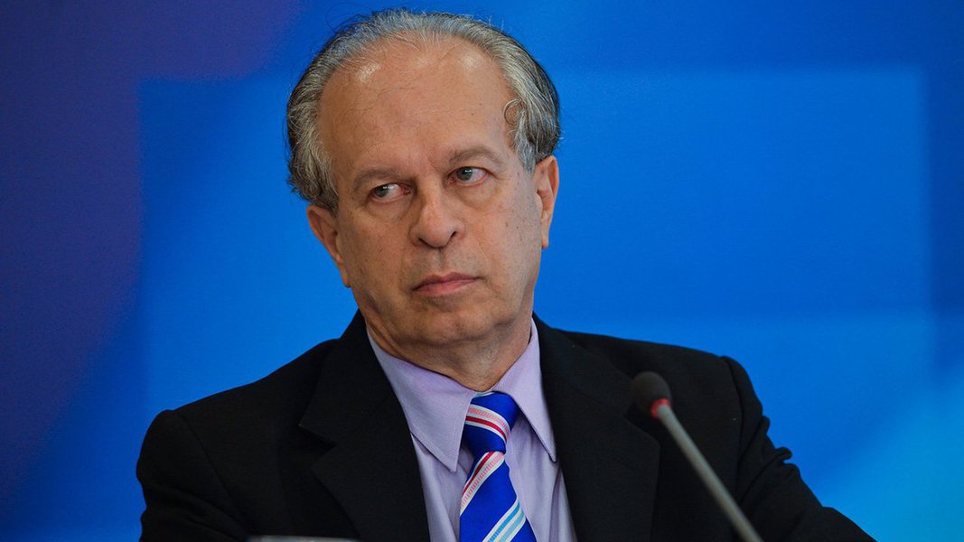 Nessa entrevista exclusiva ao 247, o ex-ministro da Educação do governo Dilma e professor da USP, Renato Janine Ribeiro, avalia que, ao apoiar um impeachment sem motivo forte, "o PSDB se subordinou ao Cunha e à extrema-direita"; Janine também critica o trâmite lento dos processos no STF: "Até virar um pedido de inquérito no Supremo é uma vida... até o inquérito ser feito e resultar em processo é outra vida... ser julgado é uma eternidade"; ele responsabiliza a instabilidade trazida pelo impeachment pelo agravamento da recessão: "Não tivesse havido a crise para promover o impeachment acho que a economia brasileira já estaria melhor"; para ele, Lula, se for candidato, "já está no segundo turno"; Janine também admite não ter certeza se haverá mesmo eleições para presidente em 2018 (Foto: Gisele Federicce) Nessa entrevista exclusiva ao 247, o ex-ministro da Educação do governo Dilma e professor da USP, Renato Janine Ribeiro, avalia que, ao apoiar um impeachment sem motivo forte, "o PSDB se subordinou ao Cunha e à extrema-direita"; Janine também critica o trâmite lento dos processos no STF: "Até virar um pedido de inquérito no Supremo é uma vida... até o inquérito ser feito e resultar em processo é outra vida... ser julgado é uma eternidade"; ele responsabiliza a instabilidade trazida pelo impeachment pelo agravamento da recessão: "Não tivesse havido a crise para promover o impeachment acho que a economia brasileira já estaria melhor"; para ele, Lula, se for candidato, "já está no segundo turno"; Janine também admite não ter certeza se haverá mesmo eleições para presidente em 2018