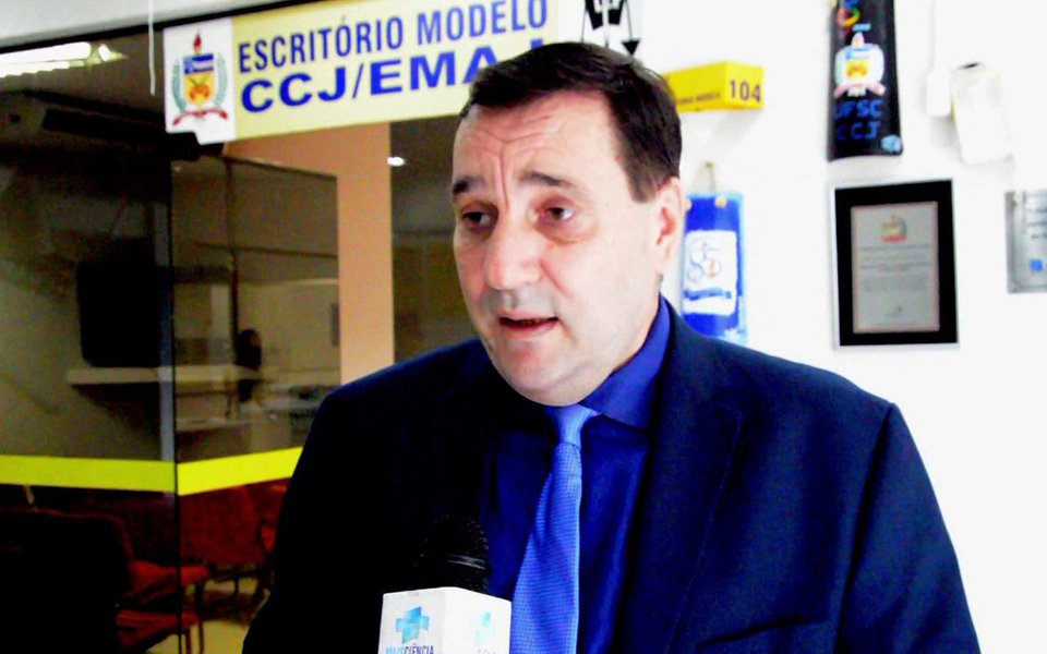 Reitor afastado da Universidade Federal de Santa Catarina (UFSC), Luiz Carlos Cancellier, foi encontrado morto na manhã desta segunda-feira (2) no Beiramar Shopping, em Florianópolis; Cancellier foi alvo da Operação Ouvidos Moucos, que apura desvios de recursos e irregularidades em cursos de ensino à distância no programa Universidade Aberta do Brasil (UAB) na UFSC, e foi preso pela PF no dia 14 de setembro, junto com mais seis suspeitos de envolvimento no esquema, sendo liberado no dia seguinte; ele estava afastado da UFSC por meio de uma decisão judicial (Foto: Paulo Emílio) Reitor afastado da Universidade Federal de Santa Catarina (UFSC), Luiz Carlos Cancellier, foi encontrado morto na manhã desta segunda-feira (2) no Beiramar Shopping, em Florianópolis; Cancellier foi alvo da Operação Ouvidos Moucos, que apura desvios de recursos e irregularidades em cursos de ensino à distância no programa Universidade Aberta do Brasil (UAB) na UFSC, e foi preso pela PF no dia 14 de setembro, junto com mais seis suspeitos de envolvimento no esquema, sendo liberado no dia seguinte; ele estava afastado da UFSC por meio de uma decisão judicial