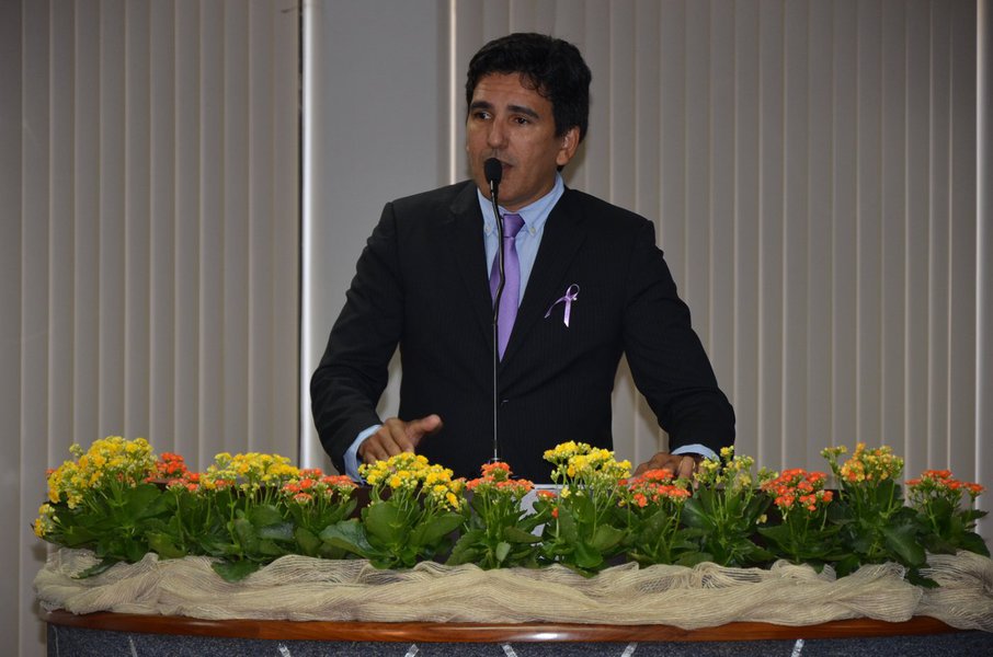 Na sessão solene em homenagem ao Dia Internacional da Mulher, o vereador professor Junior Geo (PROS) protocolou um Projeto de Lei para manter o salário de servidoras que passem por qualquer situação de violência; o projeto prevê o pagamento integral da remuneração à mulher vítima de violência que tenha vínculo empregatício com o município de Palmas, sem prejuízo das medidas de proteção e assistenciais previstas; "As homenagens precisam transcender as palavras. As mulheres necessitam de ações que contribuam e garantam seus direitos", defendeu (Foto: Leonardo Lucena) Na sessão solene em homenagem ao Dia Internacional da Mulher, o vereador professor Junior Geo (PROS) protocolou um Projeto de Lei para manter o salário de servidoras que passem por qualquer situação de violência; o projeto prevê o pagamento integral da remuneração à mulher vítima de violência que tenha vínculo empregatício com o município de Palmas, sem prejuízo das medidas de proteção e assistenciais previstas; "As homenagens precisam transcender as palavras. As mulheres necessitam de ações que contribuam e garantam seus direitos", defendeu