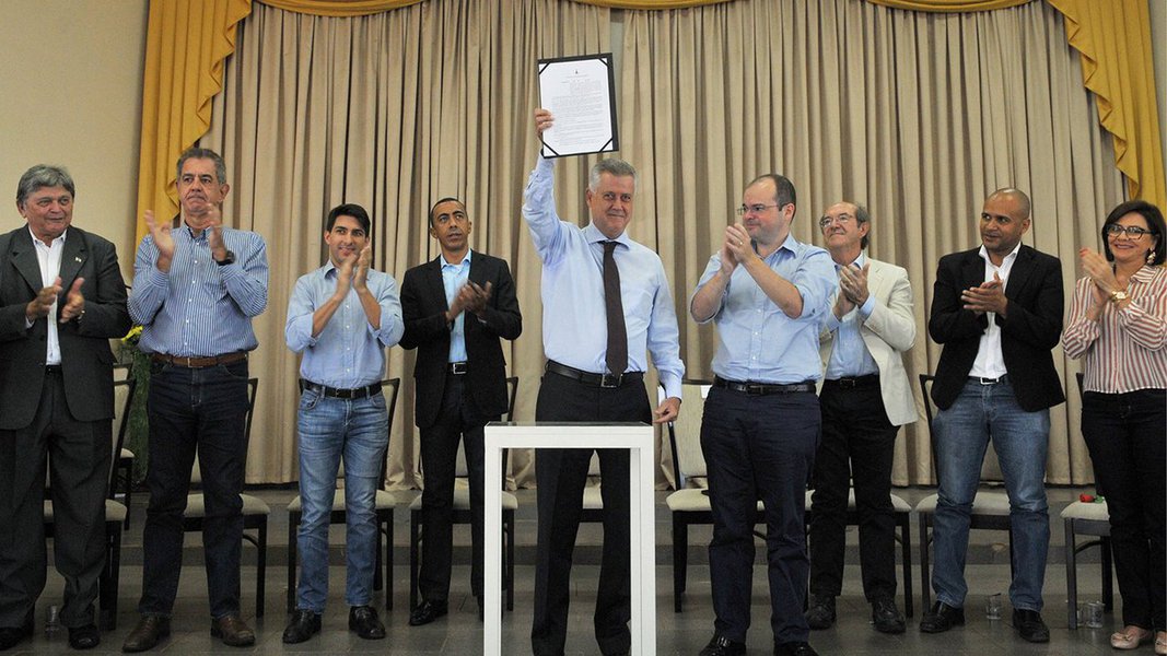 O governo de Brasília deu mais um passo para a regularização das Áreas de Desenvolvimento Econômico que fazem parte do Programa de Apoio ao Empreendimento Produtivo do Distrito Federal (Pró-DF); com a presença de representantes do setor produtivo, que há mais de 20 anos esperavam por isso, o governador Rodrigo Rollemberg assinou o decreto de regularização da área de Santa Maria, que beneficiará cerca de 400 empresas na região (Foto: Leonardo Lucena) O governo de Brasília deu mais um passo para a regularização das Áreas de Desenvolvimento Econômico que fazem parte do Programa de Apoio ao Empreendimento Produtivo do Distrito Federal (Pró-DF); com a presença de representantes do setor produtivo, que há mais de 20 anos esperavam por isso, o governador Rodrigo Rollemberg assinou o decreto de regularização da área de Santa Maria, que beneficiará cerca de 400 empresas na região