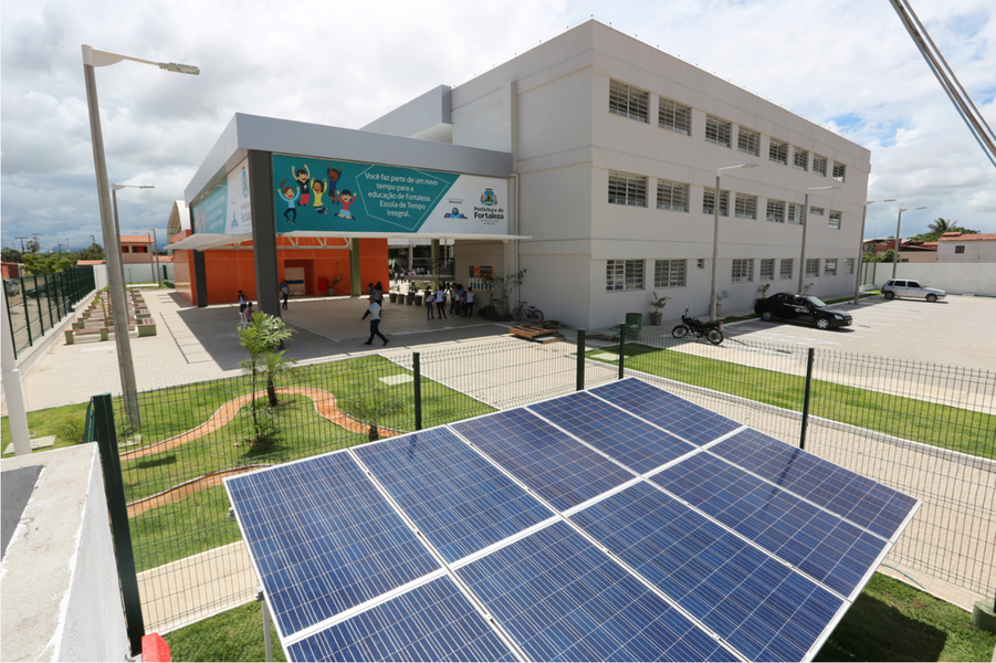 A Escola de Tempo Integral Professor Alexandre Rodrigues de Albuquerque, no bairro Siqueira, é a primeira instituição pública de ensino do Ceará a funcionar com energia solar. A unidade, que será inaugurada oficialmente na próxima sexta (10), conta com 10 placas fotovoltaicas para produção da sua própria energia, estimada em 4.500 kWh/ano, gerando uma economia de cerca de R$ 2 mil/ano (Foto: Rodrigo Rocha) A Escola de Tempo Integral Professor Alexandre Rodrigues de Albuquerque, no bairro Siqueira, é a primeira instituição pública de ensino do Ceará a funcionar com energia solar. A unidade, que será inaugurada oficialmente na próxima sexta (10), conta com 10 placas fotovoltaicas para produção da sua própria energia, estimada em 4.500 kWh/ano, gerando uma economia de cerca de R$ 2 mil/ano