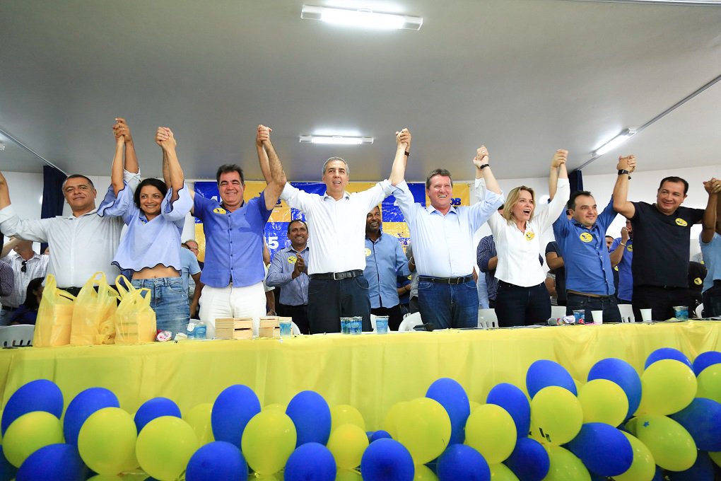 Vice-governador participou do 14º Encontro Regional do PSDB, em Cidade Ocidental, onde o prefeito Fábio Correa e outras 200 lideranças locais, entre elas quatro vereadores, filiaram-se o partido; Zé Eliton afirmou que “enquanto adversários olham apenas para o passado estamos construindo um projeto com ênfase no desenvolvimento e na geração de novas oportunidades"; oposição em Goiás está divida entre os que apoiam o projeto do senador Ronaldo Caiado e o grupo do deputado peemedebista Daniel Vilela (Foto: José Barbacena) Vice-governador participou do 14º Encontro Regional do PSDB, em Cidade Ocidental, onde o prefeito Fábio Correa e outras 200 lideranças locais, entre elas quatro vereadores, filiaram-se o partido; Zé Eliton afirmou que “enquanto adversários olham apenas para o passado estamos construindo um projeto com ênfase no desenvolvimento e na geração de novas oportunidades"; oposição em Goiás está divida entre os que apoiam o projeto do senador Ronaldo Caiado e o grupo do deputado peemedebista Daniel Vilela