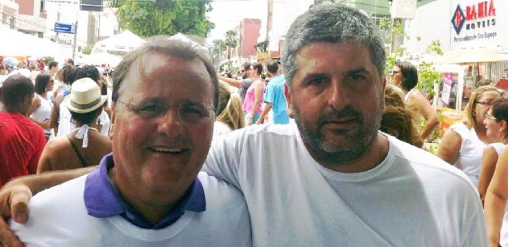 Preso há uma semana, o ex-diretor-geral da Defesa Civil de Salvador, Gustavo Ferraz (PMDB), afirmou à Polícia Federal (PF) que quer colaborar com as investigações; Ferraz já deu detalhes sobre como buscou uma mala com notas de R$ 100 em São Paulo, e disse que se sentiu "traído" por Geddel Vieira Lima, ex-ministro da Secretaria de Governo e braço direito de Michel Temer; em depoimento à PF, Ferraz disse que buscou uma mala em um endereço em São Paulo; o advogado afirmou que entregou a encomenda na residência de Geddel em Salvador, sem abri-la (Foto: Romulo Faro) Preso há uma semana, o ex-diretor-geral da Defesa Civil de Salvador, Gustavo Ferraz (PMDB), afirmou à Polícia Federal (PF) que quer colaborar com as investigações; Ferraz já deu detalhes sobre como buscou uma mala com notas de R$ 100 em São Paulo, e disse que se sentiu "traído" por Geddel Vieira Lima, ex-ministro da Secretaria de Governo e braço direito de Michel Temer; em depoimento à PF, Ferraz disse que buscou uma mala em um endereço em São Paulo; o advogado afirmou que entregou a encomenda na residência de Geddel em Salvador, sem abri-la