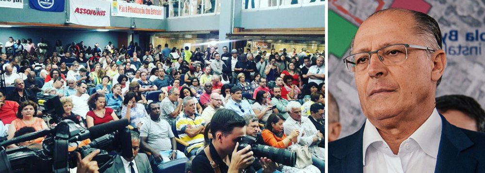 Servidores públicos paulistas se mobilizam e fazem protesto na Assembleia Legislativa do Estado de São Paulo nesta terça-feira (17) contra o projeto de lei do governador Geraldo Alckmin (PSDB) que quer congelar investimentos públicos; pela proposta, o governo paulista só poderá aumentar os investimentos de acordo com a inflação do ano anterior; para as centrais sindicais e parlamentares, a iniciativa é similar à adotada pelo governo Temer com a PEC do Teto, que congelou os investimentos públicos por 20 anos (Foto: Charles Nisz) Servidores públicos paulistas se mobilizam e fazem protesto na Assembleia Legislativa do Estado de São Paulo nesta terça-feira (17) contra o projeto de lei do governador Geraldo Alckmin (PSDB) que quer congelar investimentos públicos; pela proposta, o governo paulista só poderá aumentar os investimentos de acordo com a inflação do ano anterior; para as centrais sindicais e parlamentares, a iniciativa é similar à adotada pelo governo Temer com a PEC do Teto, que congelou os investimentos públicos por 20 anos