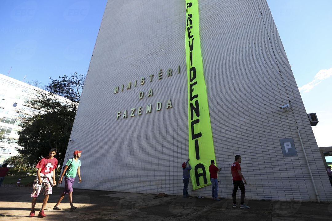 A ação nacional desta quarta-feira 15 é uma resposta aos absurdos compreendidos nessa famigerada proposta de reforma da Previdência, tais como extinção de direitos trabalhistas, aprovação da idade mínima para aposentadoria de 65 anos para homens e mulheres, ampliação de 25 para 49 anos o tempo de contribuição para que se tenha direito à aposentadoria integral (Foto: Ricardo Vale) A ação nacional desta quarta-feira 15 é uma resposta aos absurdos compreendidos nessa famigerada proposta de reforma da Previdência, tais como extinção de direitos trabalhistas, aprovação da idade mínima para aposentadoria de 65 anos para homens e mulheres, ampliação de 25 para 49 anos o tempo de contribuição para que se tenha direito à aposentadoria integral