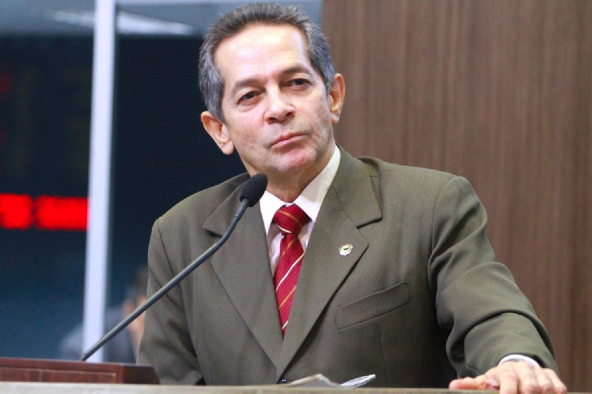 O deputado estadual Heitor Ferrer voltou a criticar hoje o sistema público de saúde, em pronunciamento na Assembleia Legislativa. Para o deputado "as pessoas que buscam um tratamento no sistema público de saúde estão sendo condenadas à morte, porque não são atendidas" (Foto: Fatima 247) O deputado estadual Heitor Ferrer voltou a criticar hoje o sistema público de saúde, em pronunciamento na Assembleia Legislativa. Para o deputado "as pessoas que buscam um tratamento no sistema público de saúde estão sendo condenadas à morte, porque não são atendidas"