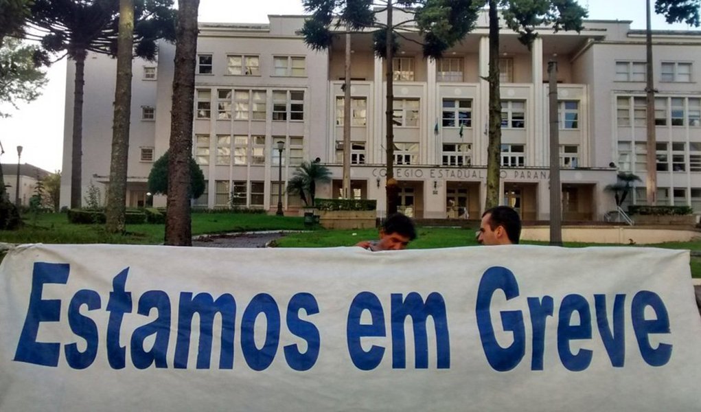 Por unanimidade, professores de Curitiba aprovaram greve por tempo indeterminado a partir de 15 de março contra a reforma da previdência; além da luta nacional contra a Reforma da Previdência, a greve do magistério também vai cobrar a implantação do Plano de Carreira, contratação e melhores condições de trabalho (Foto: Leonardo Lucena) Por unanimidade, professores de Curitiba aprovaram greve por tempo indeterminado a partir de 15 de março contra a reforma da previdência; além da luta nacional contra a Reforma da Previdência, a greve do magistério também vai cobrar a implantação do Plano de Carreira, contratação e melhores condições de trabalho
