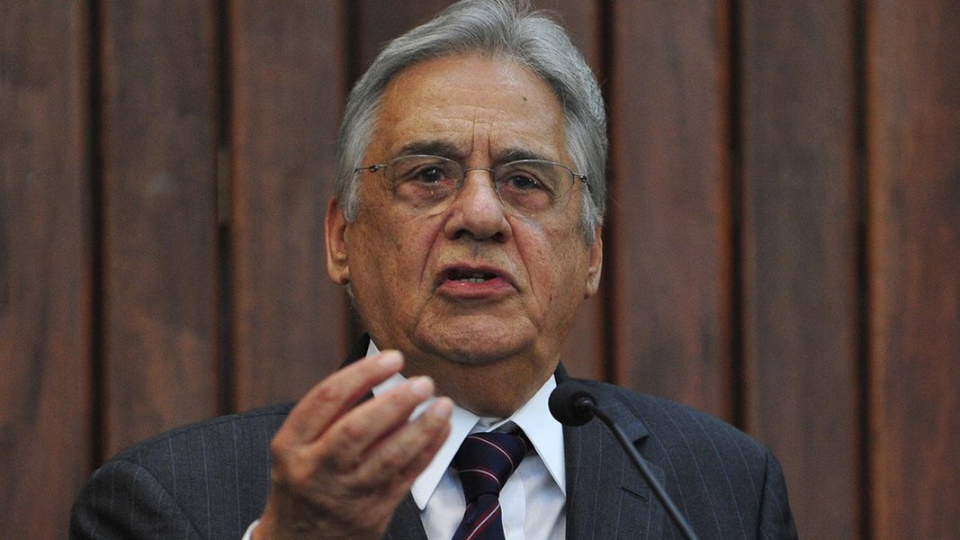 Em um rompante de sinceridade, o ex-presidente Fernando Henrique Cardoso admitiu nesta quarta-feira, 17, que a crise política deflagrada pelo PSDB após ser derrotado nas eleições de 2014, que culminou no golpe parlamentar contra a presidente legítima Dilma Rousseff, foi um suicídio para o partido; "Os partidos não vão desaparecer, mas a crise política matou todos eles, inclusive o PSDB", disse FHC em palestra na Associação Comercial do Rio de Janeiro; FHC defendeu adoção de doações de eleitores a partidos para financiar as campanhas e criticou o distritão; "O nosso sistema está muito deformado, mas o distritão é uma deformação maior ainda" (Foto: Charles Nisz) Em um rompante de sinceridade, o ex-presidente Fernando Henrique Cardoso admitiu nesta quarta-feira, 17, que a crise política deflagrada pelo PSDB após ser derrotado nas eleições de 2014, que culminou no golpe parlamentar contra a presidente legítima Dilma Rousseff, foi um suicídio para o partido; "Os partidos não vão desaparecer, mas a crise política matou todos eles, inclusive o PSDB", disse FHC em palestra na Associação Comercial do Rio de Janeiro; FHC defendeu adoção de doações de eleitores a partidos para financiar as campanhas e criticou o distritão; "O nosso sistema está muito deformado, mas o distritão é uma deformação maior ainda"