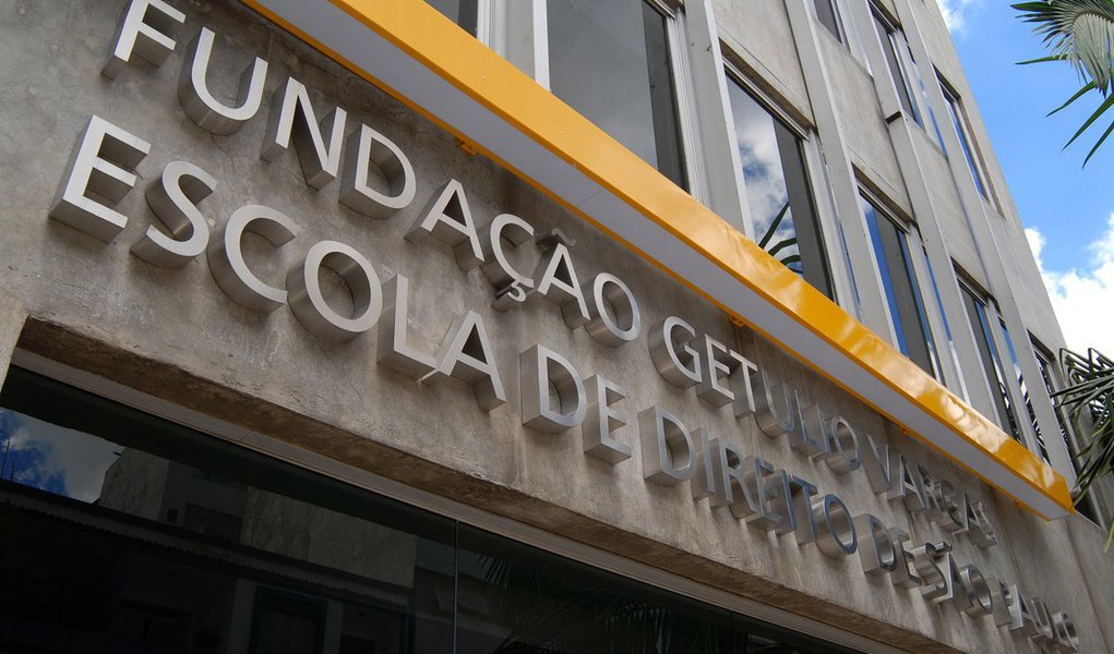 Caloura de 17 anos do curso de administração da FGV-SP, umas das melhores e mais caras instituições de ensino superior do país, foi hostilizada durante um campeonato esportivo na semana passada pelo fato de ser negra; durante o evento, alguém da torcida teria gritado para jovem: "Negrinha, aqui, não"; aluna faz parte de um programa de bolsa de estudos da universidade para pessoas de baixa renda que visa estimular a diversidade e reduzir a elitização; direção da FGV-SP informou que irá abrir uma sindicância para apurar o ocorrido (Foto: Paulo Emílio) Caloura de 17 anos do curso de administração da FGV-SP, umas das melhores e mais caras instituições de ensino superior do país, foi hostilizada durante um campeonato esportivo na semana passada pelo fato de ser negra; durante o evento, alguém da torcida teria gritado para jovem: "Negrinha, aqui, não"; aluna faz parte de um programa de bolsa de estudos da universidade para pessoas de baixa renda que visa estimular a diversidade e reduzir a elitização; direção da FGV-SP informou que irá abrir uma sindicância para apurar o ocorrido