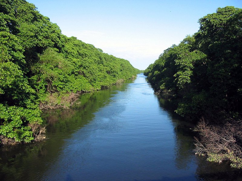 O governador Camilo Santana (PT) visitou nesta terça as obras da barragem do rio Cocó, projetada para conter o excedente de água nos períodos chuvosos e efetuar o controle de vazão para evitar alagamentos. O equipamento, que deverá ser inaugurado em abril, envolve recursos da ordem de R$ 270,7 milhões, por meio do Governo Federal em parceria com o Governo Estadual. "É uma obra essencial para a cidade de Fortaleza, principalmente porque nós vamos eliminar 14 áreas de risco", disse Camilo (Foto: Rodrigo Rocha) O governador Camilo Santana (PT) visitou nesta terça as obras da barragem do rio Cocó, projetada para conter o excedente de água nos períodos chuvosos e efetuar o controle de vazão para evitar alagamentos. O equipamento, que deverá ser inaugurado em abril, envolve recursos da ordem de R$ 270,7 milhões, por meio do Governo Federal em parceria com o Governo Estadual. "É uma obra essencial para a cidade de Fortaleza, principalmente porque nós vamos eliminar 14 áreas de risco", disse Camilo