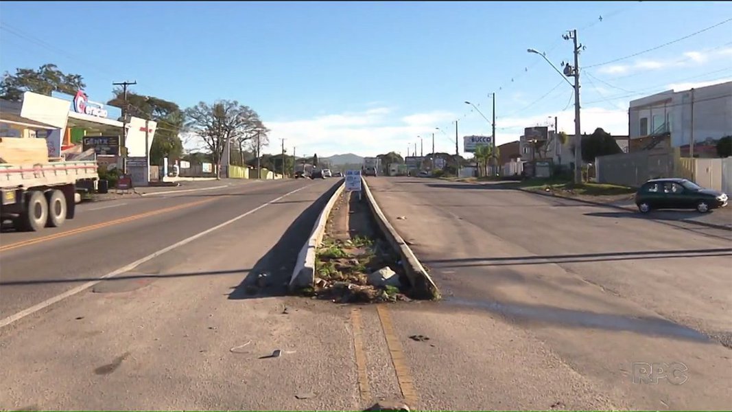 O Tribunal de Contas do Paraná (TCE-PR) determinou a suspensão do edital das obras de duplicação na PR-471, entre Curitiba e Colombo, na região metropolitana; de acordo com o órgão, o projeto de pavimentação da Rodovia da Uva, como é conhecida, foi modificado depois que as empresas apresentaram as propostas, o que muda os custos dos insumos e do serviço licitado, segundo a Quarta Inspetoria de Controle Externo; o tribunal também afirmou que faltaram documentos para a realização da obra (Foto: Leonardo Lucena) O Tribunal de Contas do Paraná (TCE-PR) determinou a suspensão do edital das obras de duplicação na PR-471, entre Curitiba e Colombo, na região metropolitana; de acordo com o órgão, o projeto de pavimentação da Rodovia da Uva, como é conhecida, foi modificado depois que as empresas apresentaram as propostas, o que muda os custos dos insumos e do serviço licitado, segundo a Quarta Inspetoria de Controle Externo; o tribunal também afirmou que faltaram documentos para a realização da obra