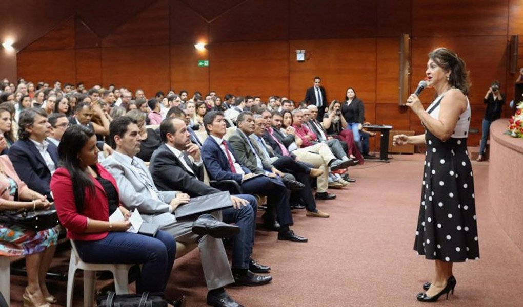 Durante debate sobre a reforma da Previdência na sede da OAB Tocantins, a senadora Kátia Abreu (PMDB-TO) voltou a fazer críticas à proposta de Michel Temer; para Kátia, é preciso diminuir as desonerações fiscais e realizar a cobrança efetiva da dívida previdenciária das empresas, equivalente a R$ 400 bilhões; a senadora disse também que 50% das pessoas atingidas pela reforma como propõe Temer moram nas regiões Norte e Nordeste do país; "Não temos condições éticas e morais de votar esta reforma como está", disse Kátia Abreu (Foto: Aquiles Lins) Durante debate sobre a reforma da Previdência na sede da OAB Tocantins, a senadora Kátia Abreu (PMDB-TO) voltou a fazer críticas à proposta de Michel Temer; para Kátia, é preciso diminuir as desonerações fiscais e realizar a cobrança efetiva da dívida previdenciária das empresas, equivalente a R$ 400 bilhões; a senadora disse também que 50% das pessoas atingidas pela reforma como propõe Temer moram nas regiões Norte e Nordeste do país; "Não temos condições éticas e morais de votar esta reforma como está", disse Kátia Abreu
