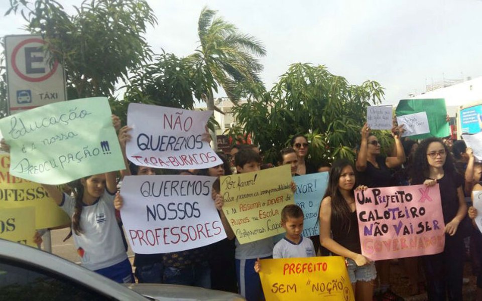 Dezenas de pais de alunos fazem uma manifestação, em frente à Prefeitura de Palmas, em apoio aos trabalhadores da educação; os participantes do protesto cobram solução para a greve iniciada no dia 5; cerca de 40 mães e pais e também alguns alunos estiveram na DPE-TO, para resguardar os direitos das crianças e dos adolescentes enquanto os profissionais da educação estiverem em greve (Foto: Leonardo Lucena) Dezenas de pais de alunos fazem uma manifestação, em frente à Prefeitura de Palmas, em apoio aos trabalhadores da educação; os participantes do protesto cobram solução para a greve iniciada no dia 5; cerca de 40 mães e pais e também alguns alunos estiveram na DPE-TO, para resguardar os direitos das crianças e dos adolescentes enquanto os profissionais da educação estiverem em greve