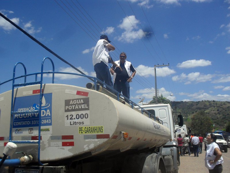 A manifestação cobra o pagamento dos valores por parte do governo do presidente Michel Temer (PMD), que em alguns casos chega a quatro meses de atraso; 37 motoristas da Operação Pipa participam da paralisação, que segue por tempo indeterminado até que a situação seja resolvida; em Pariconha, no Sertão de Alagoas, há bloqueio do manancial da cidade que atende 10 municípios e 269 comunidades, o que atinge quase 50 mil pessoas (Foto: Voney Malta) A manifestação cobra o pagamento dos valores por parte do governo do presidente Michel Temer (PMD), que em alguns casos chega a quatro meses de atraso; 37 motoristas da Operação Pipa participam da paralisação, que segue por tempo indeterminado até que a situação seja resolvida; em Pariconha, no Sertão de Alagoas, há bloqueio do manancial da cidade que atende 10 municípios e 269 comunidades, o que atinge quase 50 mil pessoas