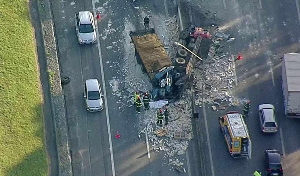 Duas pessoas morreram e uma ficou levemente ferida em consequência de acidente grave entre dois caminhões, na Rodovia Fernão Dias, que liga São Paulo a Belo Horizonte; acidente aconteceu por volta das 6h35, na pista sentido capital paulista, provocando bloqueios parciais em ambos os sentidos da rodovia e lentidão que se estendia por cerca de 9 quilômetros (km), às 8h50 (Foto: Aquiles Lins) Duas pessoas morreram e uma ficou levemente ferida em consequência de acidente grave entre dois caminhões, na Rodovia Fernão Dias, que liga São Paulo a Belo Horizonte; acidente aconteceu por volta das 6h35, na pista sentido capital paulista, provocando bloqueios parciais em ambos os sentidos da rodovia e lentidão que se estendia por cerca de 9 quilômetros (km), às 8h50