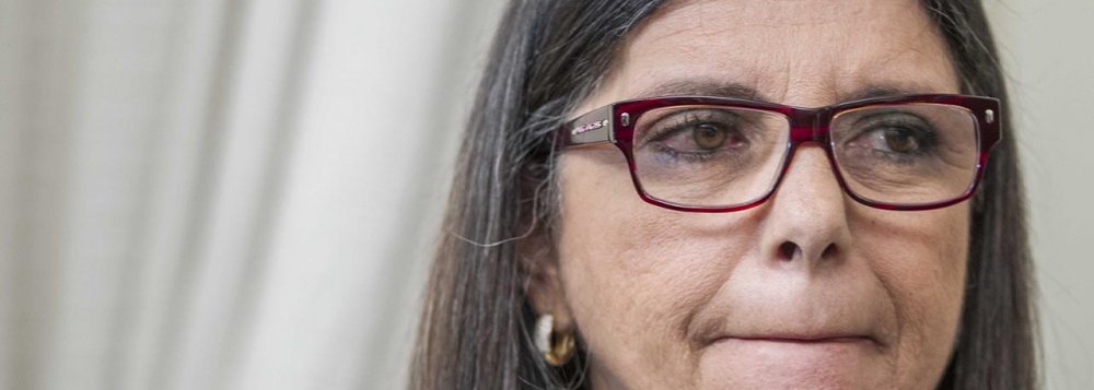 “O Estado do Maranhão, como ente do Pacto Federativo, tem sofrido constante agressão ao seu direito de existir e à sua estrutura organizacional. Isto ocorre porque algumas pessoas insistem em distorcer direitos coletivos, inerentes à sociedade como um todo”, afirmou a juíza Oriana Gomes, da 8.ª Vara Criminal de São Luís, ao decretar o sequestro de bens e contas da ex-governadora Roseana Sarney (PMDB). Outras nove pessoas tiveram seus bens bloqueados por suposto rombo de R$ 410 milhões nos cofres públicos (Foto: Leonardo Lucena) “O Estado do Maranhão, como ente do Pacto Federativo, tem sofrido constante agressão ao seu direito de existir e à sua estrutura organizacional. Isto ocorre porque algumas pessoas insistem em distorcer direitos coletivos, inerentes à sociedade como um todo”, afirmou a juíza Oriana Gomes, da 8.ª Vara Criminal de São Luís, ao decretar o sequestro de bens e contas da ex-governadora Roseana Sarney (PMDB). Outras nove pessoas tiveram seus bens bloqueados por suposto rombo de R$ 410 milhões nos cofres públicos