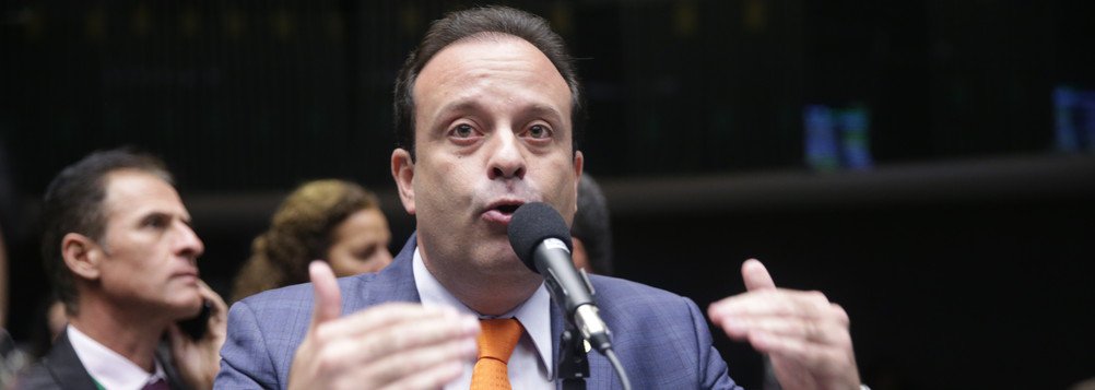 Com o objetivo de evitar retaliações do chamado "centrão", Michel Temer nomeou para ser líder do governo no Congresso Nacional o deputado federal André Moura (PSC-SE), ex-líder do governo na Câmara dos Deputados e aliado do ex-deputado Eduardo Cunha (PMDB-RJ), preso em Curitiba; a nomeação seria uma forma de acalmar os ânimos após a eleição para a presidência da Casa; integrantes do centrão que apoiavam candidaturas rivais acusam Temer de ter auxiliado a reeleição de Rodrigo Maia (DEM-RJ) (Foto: Leonardo Lucena) Com o objetivo de evitar retaliações do chamado "centrão", Michel Temer nomeou para ser líder do governo no Congresso Nacional o deputado federal André Moura (PSC-SE), ex-líder do governo na Câmara dos Deputados e aliado do ex-deputado Eduardo Cunha (PMDB-RJ), preso em Curitiba; a nomeação seria uma forma de acalmar os ânimos após a eleição para a presidência da Casa; integrantes do centrão que apoiavam candidaturas rivais acusam Temer de ter auxiliado a reeleição de Rodrigo Maia (DEM-RJ)
