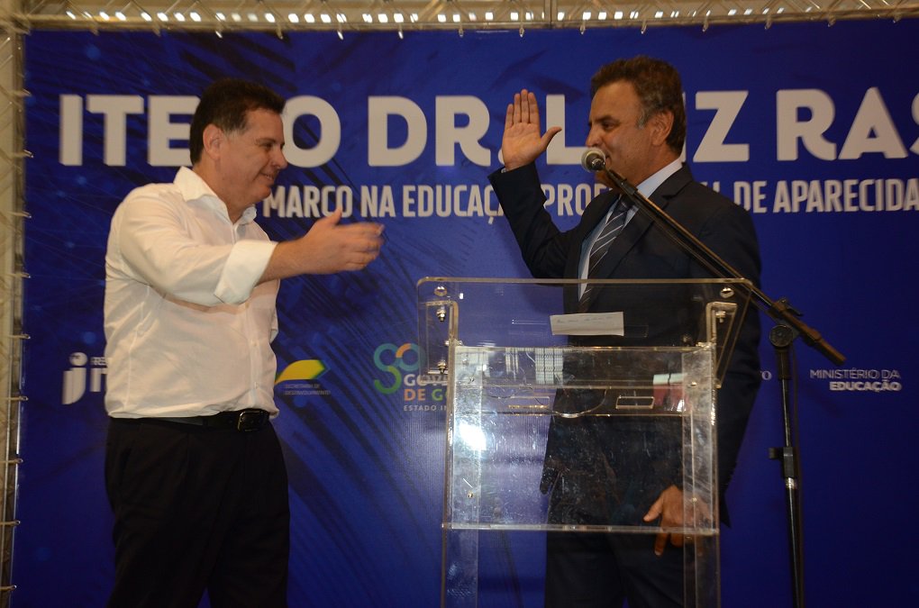 Senador mineiro participou de inauguração de mais um colégio tecnológico em Goiás, desta vez na cidade de Aparecida de Goiânia, que é a 17ª unidade; Sei reconhecer em Marconi Perillo o mais trabalhador e mais inovador governador de todo o Brasil”, disse Aécio, que parabenizou o governador goiano pelo aniversário de 54 anos; “Em nome de todos os governadores do partido, em nome da grande bancada de senadores e deputados que nós temos, de prefeitos espalhados por todo esse País, para dizer o quanto nos orgulhamos de você e o quanto você é exemplo para todos nós”, disse o senador (Foto: José Barbacena) Senador mineiro participou de inauguração de mais um colégio tecnológico em Goiás, desta vez na cidade de Aparecida de Goiânia, que é a 17ª unidade; Sei reconhecer em Marconi Perillo o mais trabalhador e mais inovador governador de todo o Brasil”, disse Aécio, que parabenizou o governador goiano pelo aniversário de 54 anos; “Em nome de todos os governadores do partido, em nome da grande bancada de senadores e deputados que nós temos, de prefeitos espalhados por todo esse País, para dizer o quanto nos orgulhamos de você e o quanto você é exemplo para todos nós”, disse o senador