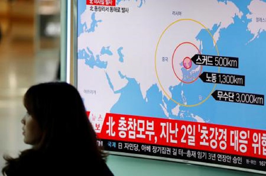 Televisão exibe reportagem sobre lançamento de mísseis balísticos da Coreia do Norte, em estação de trem de Seul, na Coreia do Sul. 06/03/2017 REUTERS/Kim Hong-Ji (Foto: José Barbacena) Televisão exibe reportagem sobre lançamento de mísseis balísticos da Coreia do Norte, em estação de trem de Seul, na Coreia do Sul. 06/03/2017 REUTERS/Kim Hong-Ji
