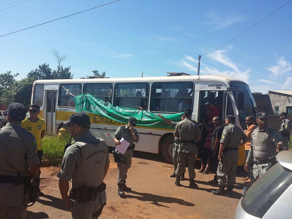 Após realizarem protesto contra a reforma da Previdência proposta pelo governo de Michel Temer, aproximadamente 80 mulheres camponesas organizadas no Movimento dos Trabalhadores Rurais Sem Terra (MST) são mantidas encarceradas dentro de um ônibus pela Polícia Militar; o MST diz que Polícia exige que o grupo entregue três mulheres para serem presas pela ocupação (Foto: José Barbacena) Após realizarem protesto contra a reforma da Previdência proposta pelo governo de Michel Temer, aproximadamente 80 mulheres camponesas organizadas no Movimento dos Trabalhadores Rurais Sem Terra (MST) são mantidas encarceradas dentro de um ônibus pela Polícia Militar; o MST diz que Polícia exige que o grupo entregue três mulheres para serem presas pela ocupação