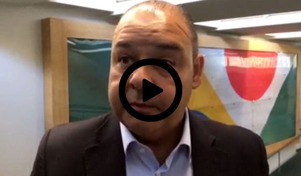Vagner Freitas, presidente da Central Única dos Trabalhadores, foi à Câmara nesta terça-feira 21 para ajudar a pressionar deputados a rejeitarem o projeto da lei da terceirização, segundo ele uma "proposta nefasta contra o trabalhador"; Freitas pede aos cidadãos que "encham a caixa de emails do seu deputado" para pedir que o texto não seja aprovado; matéria pode ser colocada em votação nesta quarta; assista (Foto: Gisele Federicce) Vagner Freitas, presidente da Central Única dos Trabalhadores, foi à Câmara nesta terça-feira 21 para ajudar a pressionar deputados a rejeitarem o projeto da lei da terceirização, segundo ele uma "proposta nefasta contra o trabalhador"; Freitas pede aos cidadãos que "encham a caixa de emails do seu deputado" para pedir que o texto não seja aprovado; matéria pode ser colocada em votação nesta quarta; assista